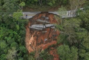 Carros em zigue-zague após asfalto ceder e desabamento de casa: imagens mostram a destruição causada pelas chuvas no PR