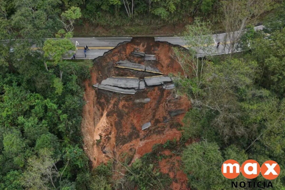 Carros em zigue-zague após asfalto ceder e desabamento de casa: imagens mostram a destruição causada pelas chuvas no PR