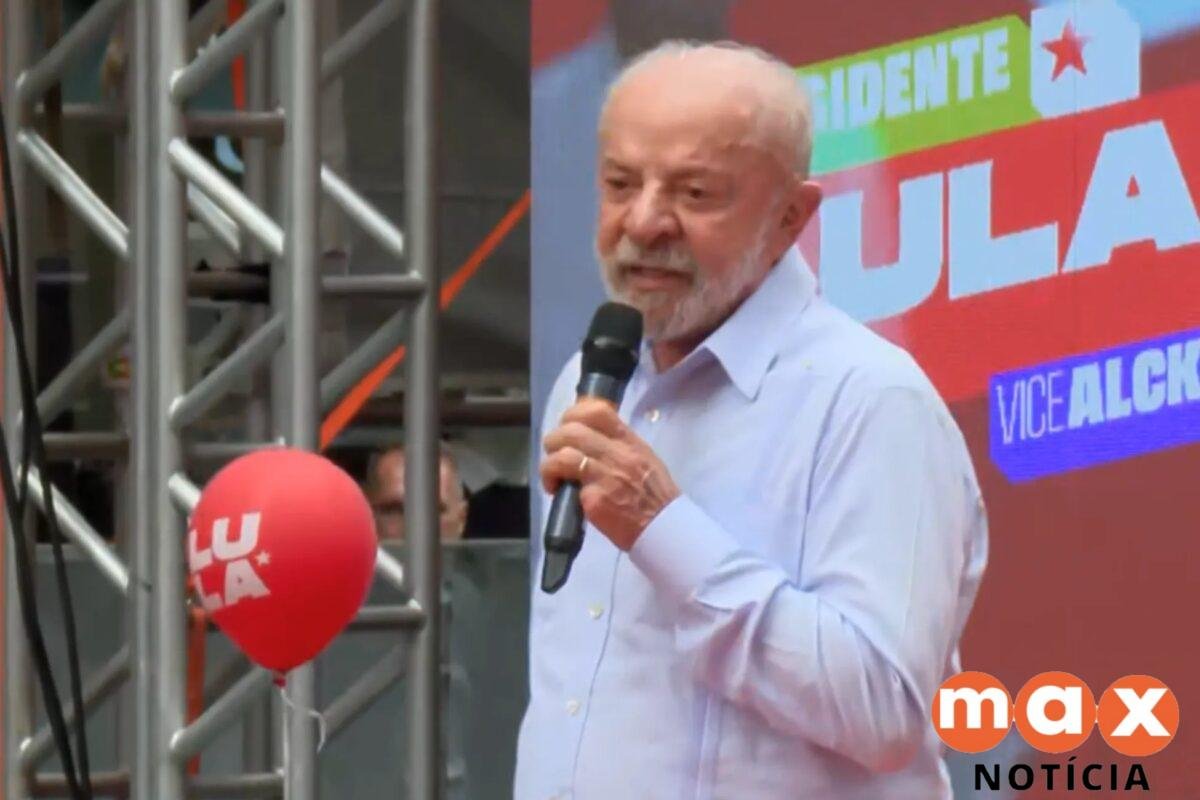 Durante ato em Curitiba, Lula destaca propostas para educação e relembra prisão na cidade