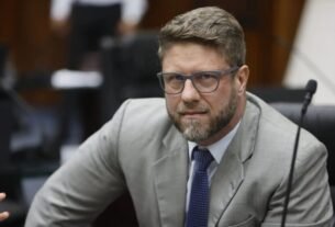 Eleições 2026 no PR: Requião Filho participa de conversa com eleitores e visita Feira da Louça na Grande Curitiba