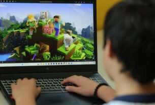 Excesso de telas acende alerta para miopia em crianças; especialistas recomendam duas horas ao ar livre