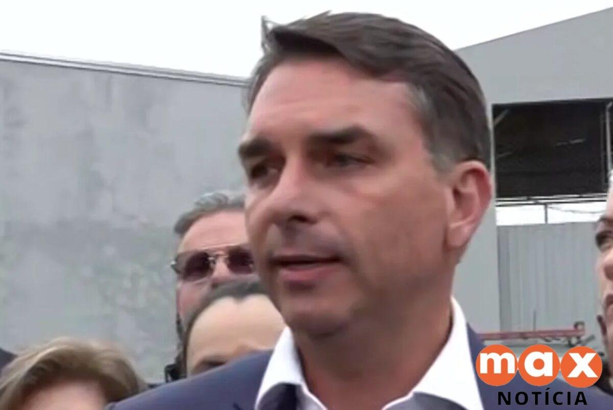 Flávio Bolsonaro visita ex-assessor do pai preso no Paraná e chama Moraes de 'laranja podre' no STF