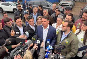 Flávio Bolsonaro visita Filipe Martins em cadeia pública de Ponta Grossa