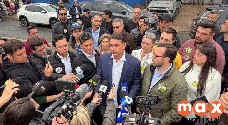 Flávio Bolsonaro visita Filipe Martins em cadeia pública de Ponta Grossa