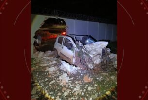 Motorista de carro morre após atropelar cavalo que invadiu rodovia e atravessar muro de subestação de energia, no Paraná