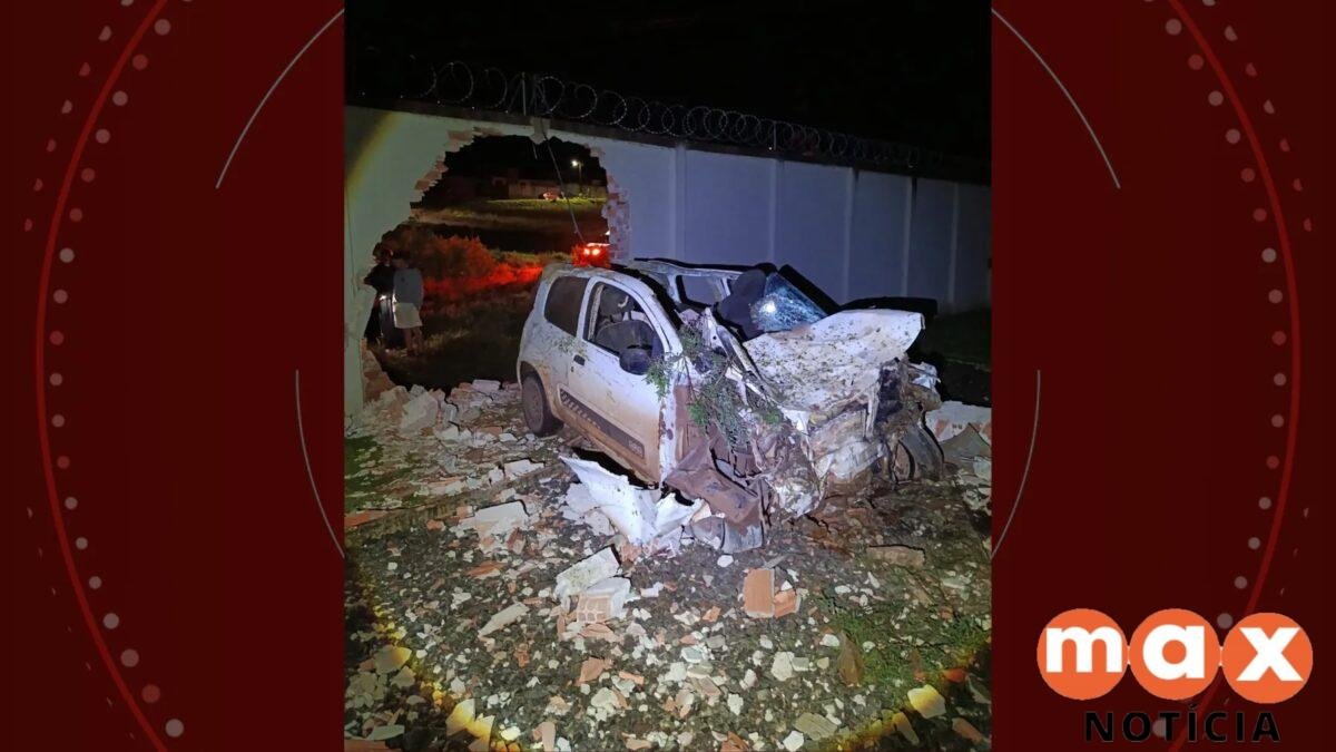 Motorista de carro morre após atropelar cavalo que invadiu rodovia e atravessar muro de subestação de energia, no Paraná