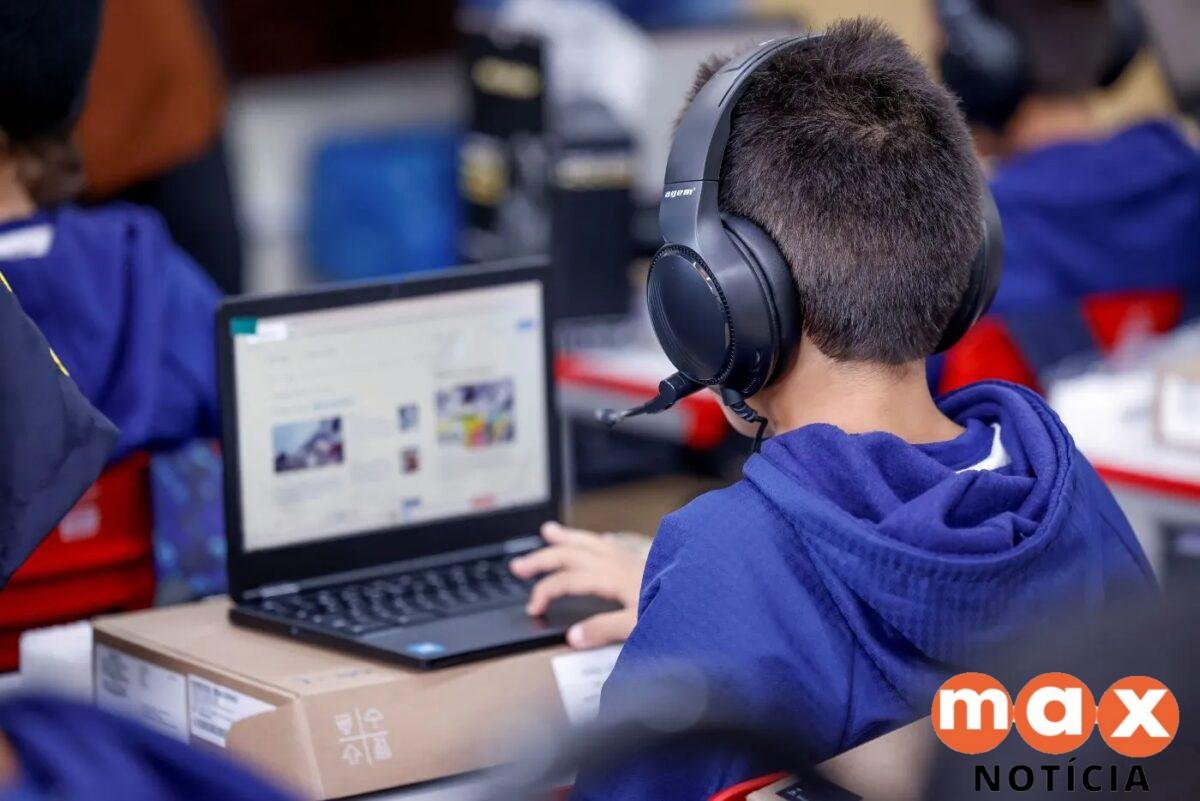 Prefeitura entrega kit com 30 chromebooks e headsets a escolas municipais