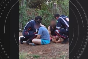 Socorristas são filmados acalmando pais que perderam filha de 7 anos em acidente de carro no Paraná