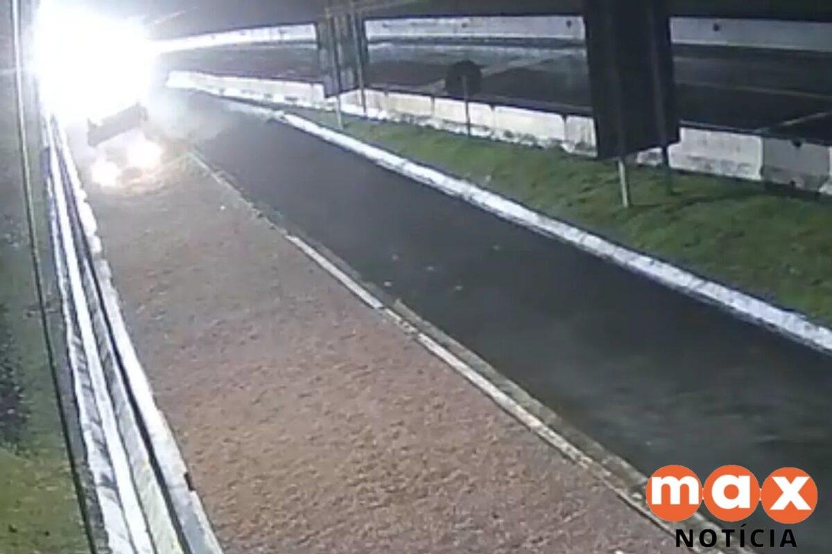 VÍDEO: caminhão carregado com cereais perde freio e entra em área de escape da BR-277, no Paraná