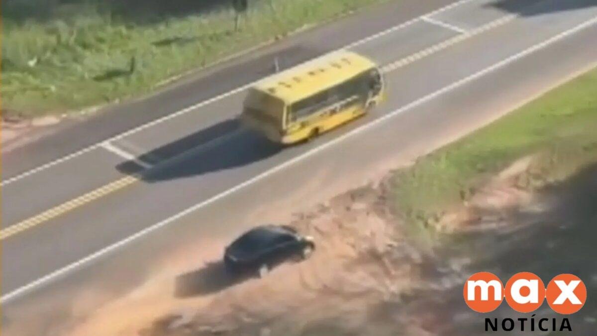 VÍDEO: carro com mais de 200 kg de maconha perde controle durante perseguição no Paraná, bate em barranco e adolescentes fogem a pé