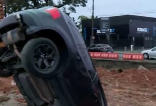 Vídeo: carro invade bloqueio, cai em escavação de obra em Curitiba e motorista não é encontrado
