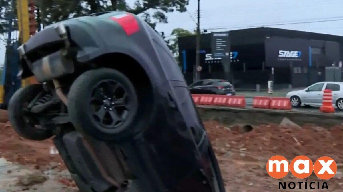Vídeo: carro invade bloqueio, cai em escavação de obra em Curitiba e motorista não é encontrado