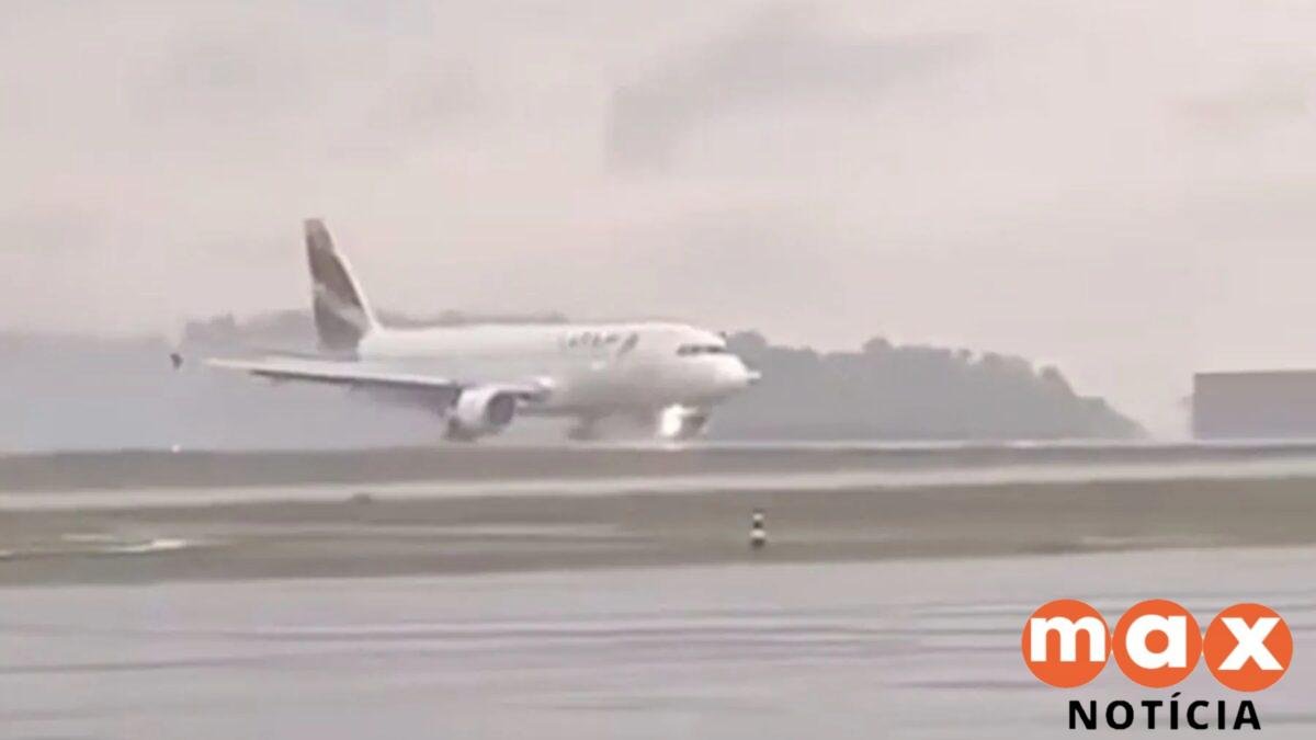 Vídeo mostra pouso de avião da Latam que saiu da pista e atolou no Paraná