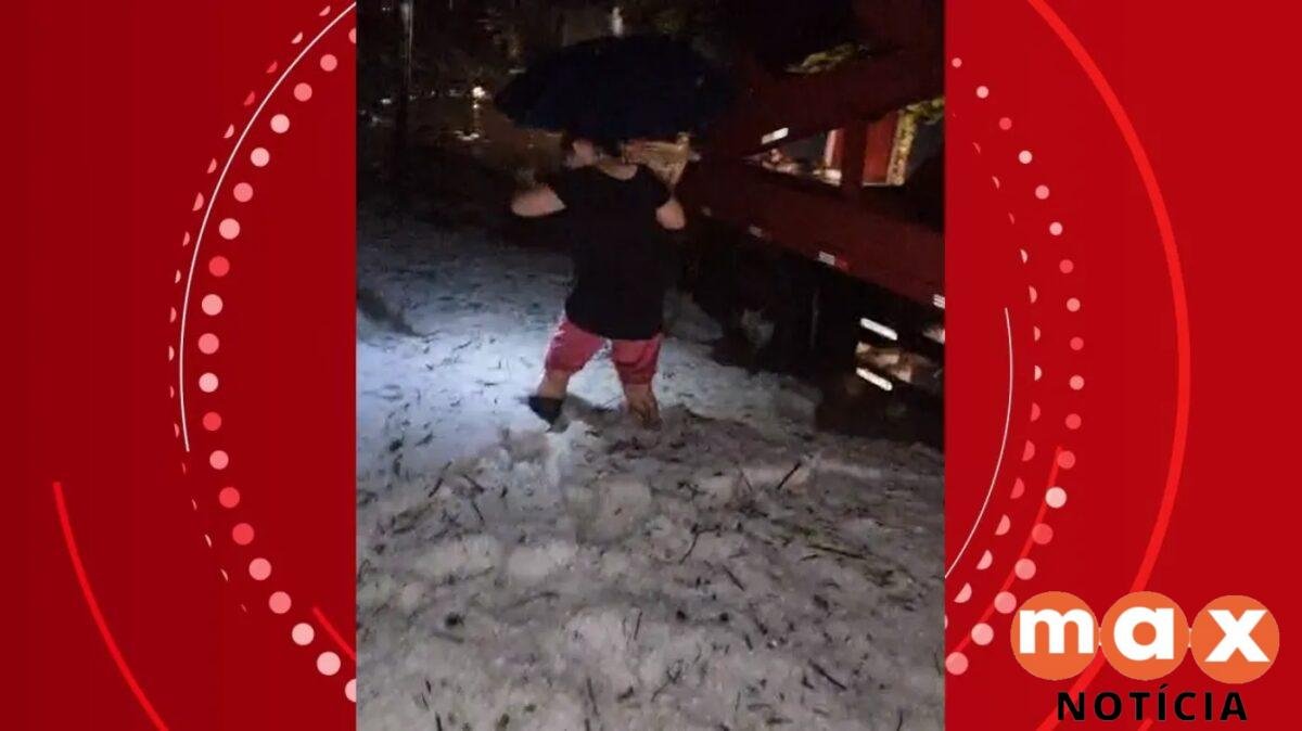 VÍDEO: mulher 'afunda' em granizo acumulado na calçada após temporal no Paraná