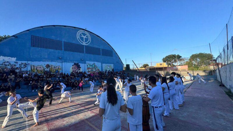 Alunos da rede estadual participam de batizado de capoeira