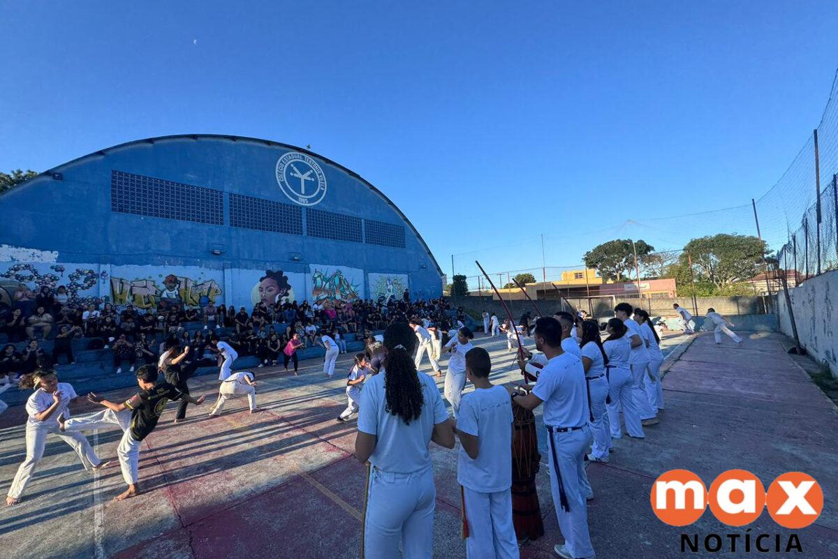 Alunos da rede estadual participam de batizado de capoeira