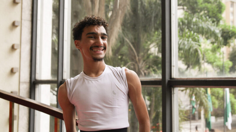 Bailarino brasileiro de 17 anos é contratado por companhia italiana