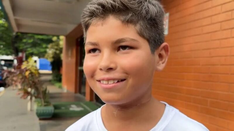 Após 15 dias internado, menino que teve pescoço cortado por linha de cerol recebe alta: ‘eu só sabia rezar’, diz mãe