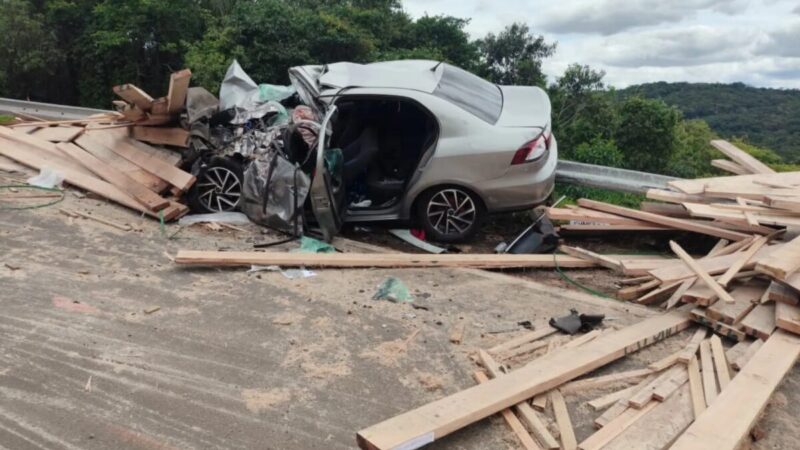 Acidente na PR-459 deixa feridos após caminhão tombar
