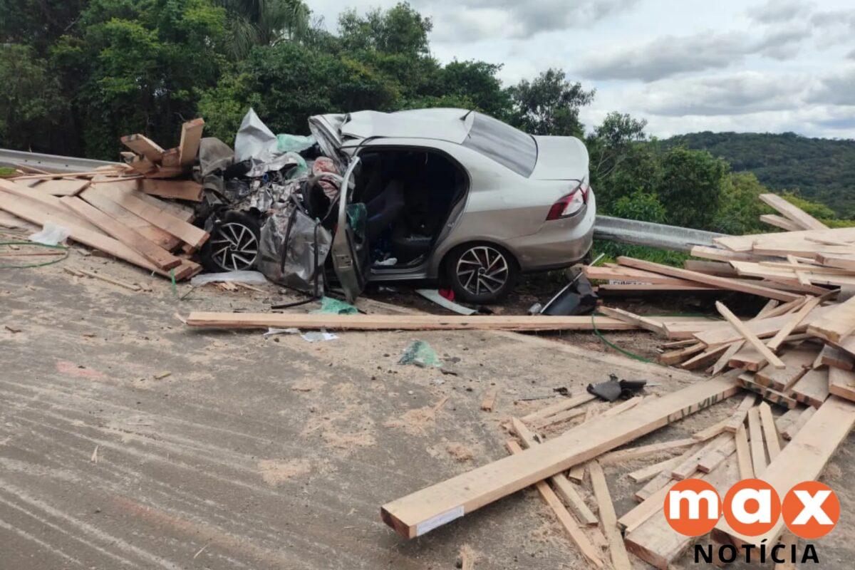 Acidente na PR-459 deixa feridos após caminhão tombar