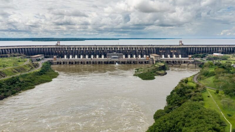 Itaipu reabre vertedouro após alta no Rio Paraná