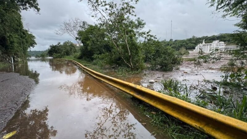 Cheia do Rio Iguaçu cancela travessia a nado