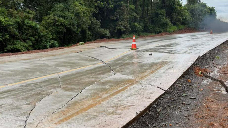 Queda de aterro bloqueia PR-460 em Pitanga após temporais