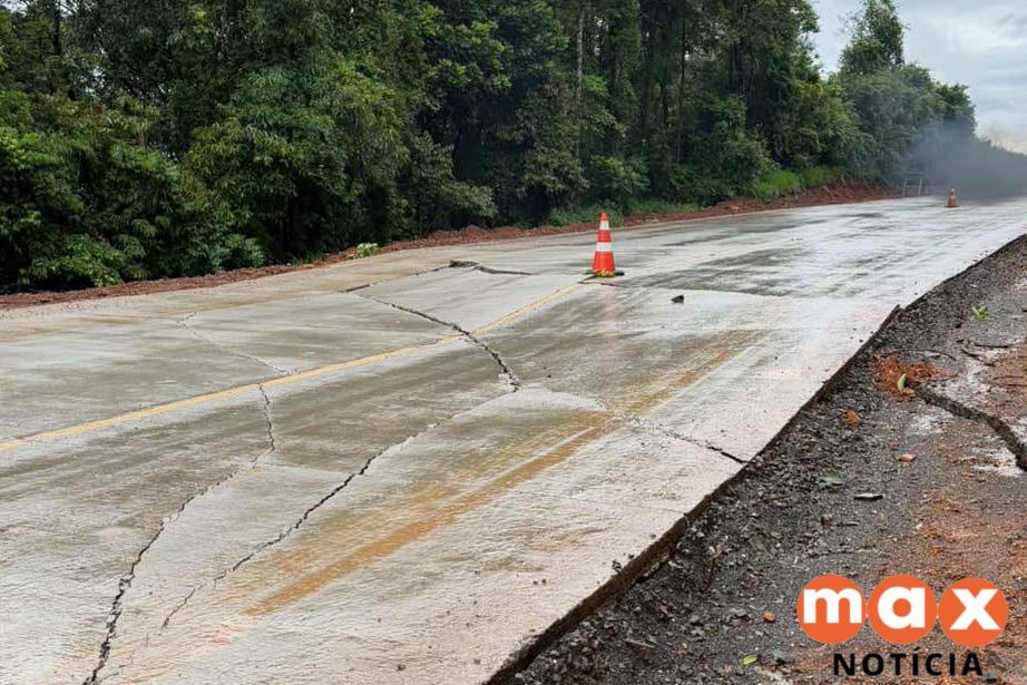 Queda de aterro bloqueia PR-460 em Pitanga após temporais