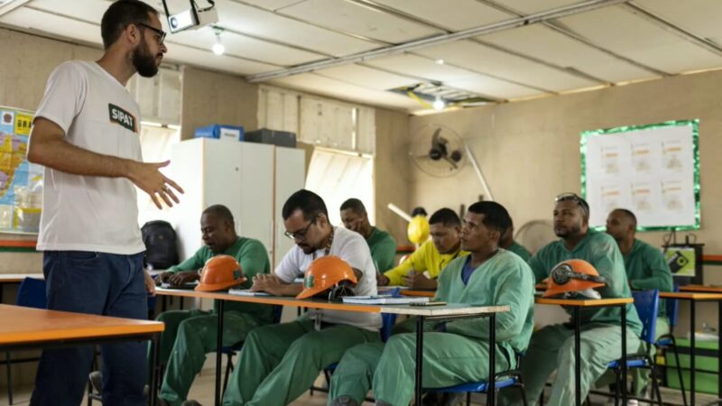Empresas no PR levam aulas e conclusão de estudos para o expediente