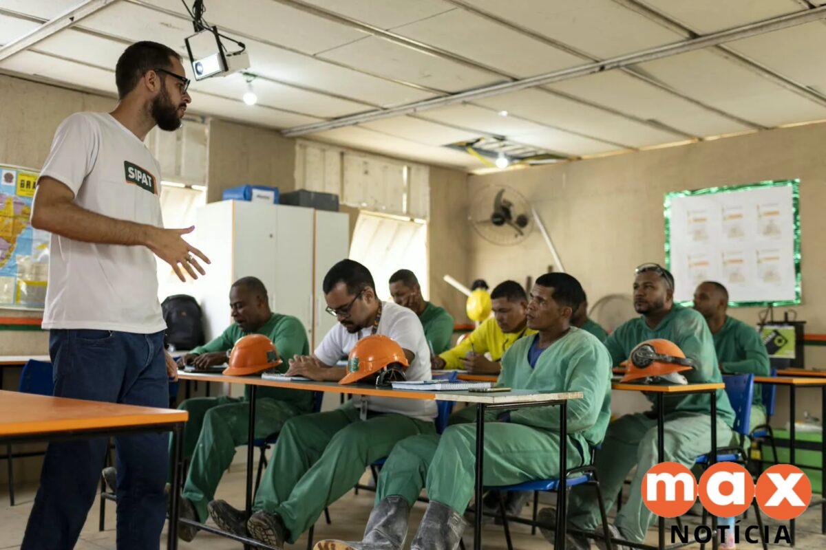 Empresas no PR levam aulas e conclusão de estudos para o expediente