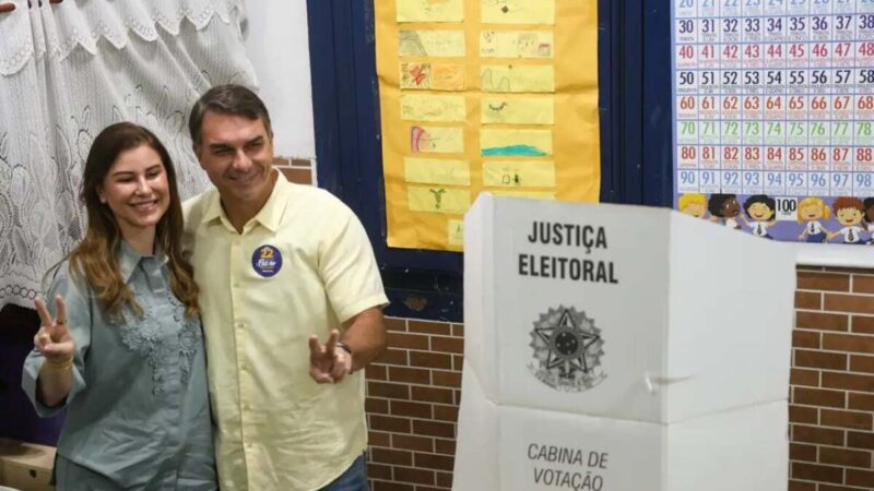Flávio Bolsonaro vota no RJ e diz representar a mudança no país