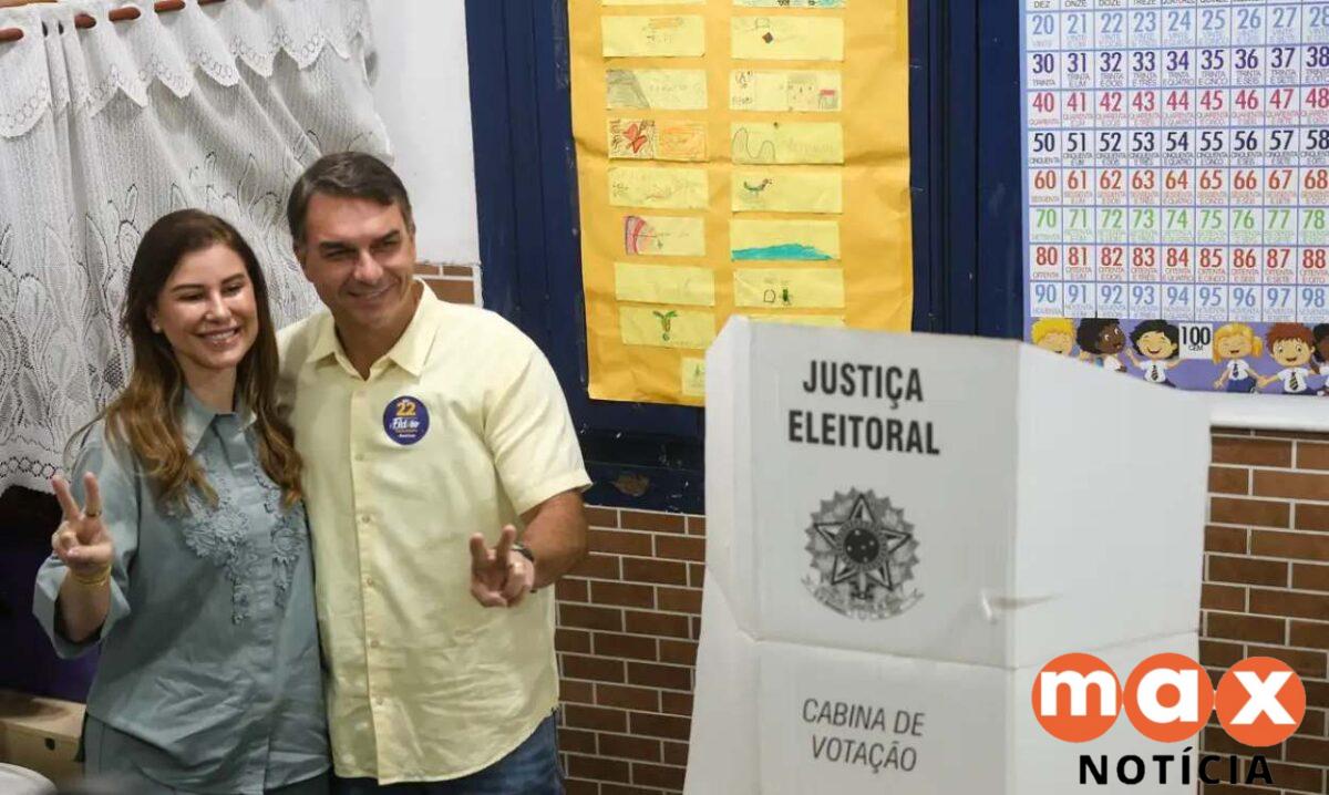 Flávio Bolsonaro vota no RJ e diz representar a mudança no país