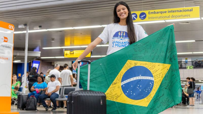 Aluna da rede estadual lança livro após intercâmbio na Irlanda