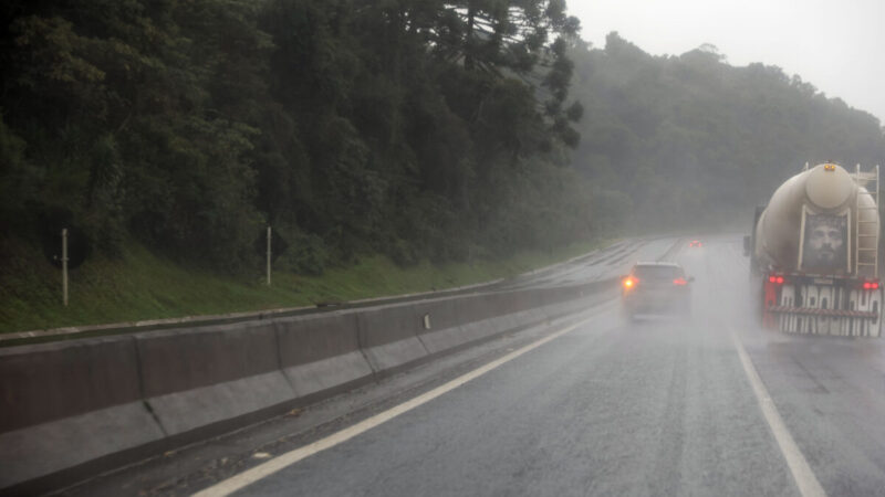 Chuva no Paraná causa deslizamentos e bloqueios em rodovias