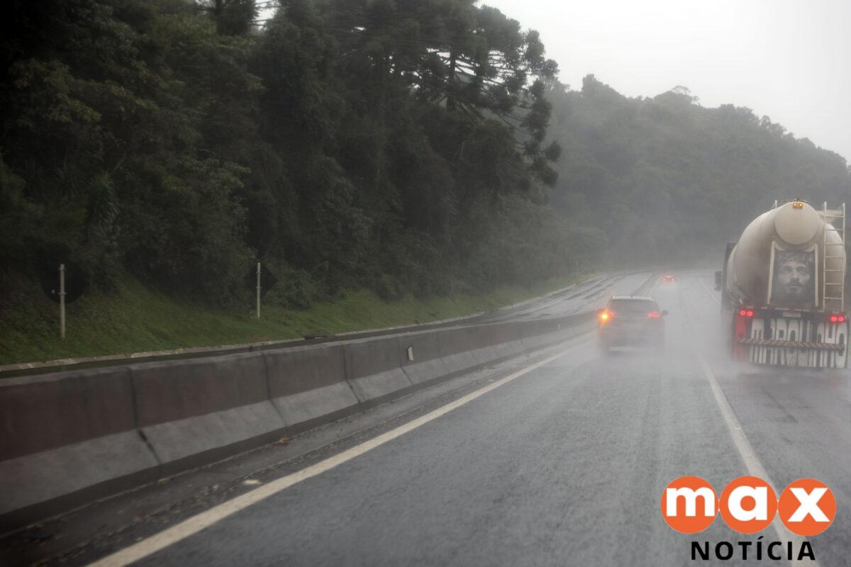 Chuva no Paraná causa deslizamentos e bloqueios em rodovias