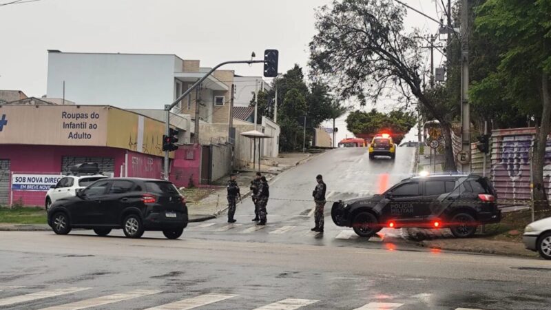 Homem invade creche com faca e mantém crianças reféns