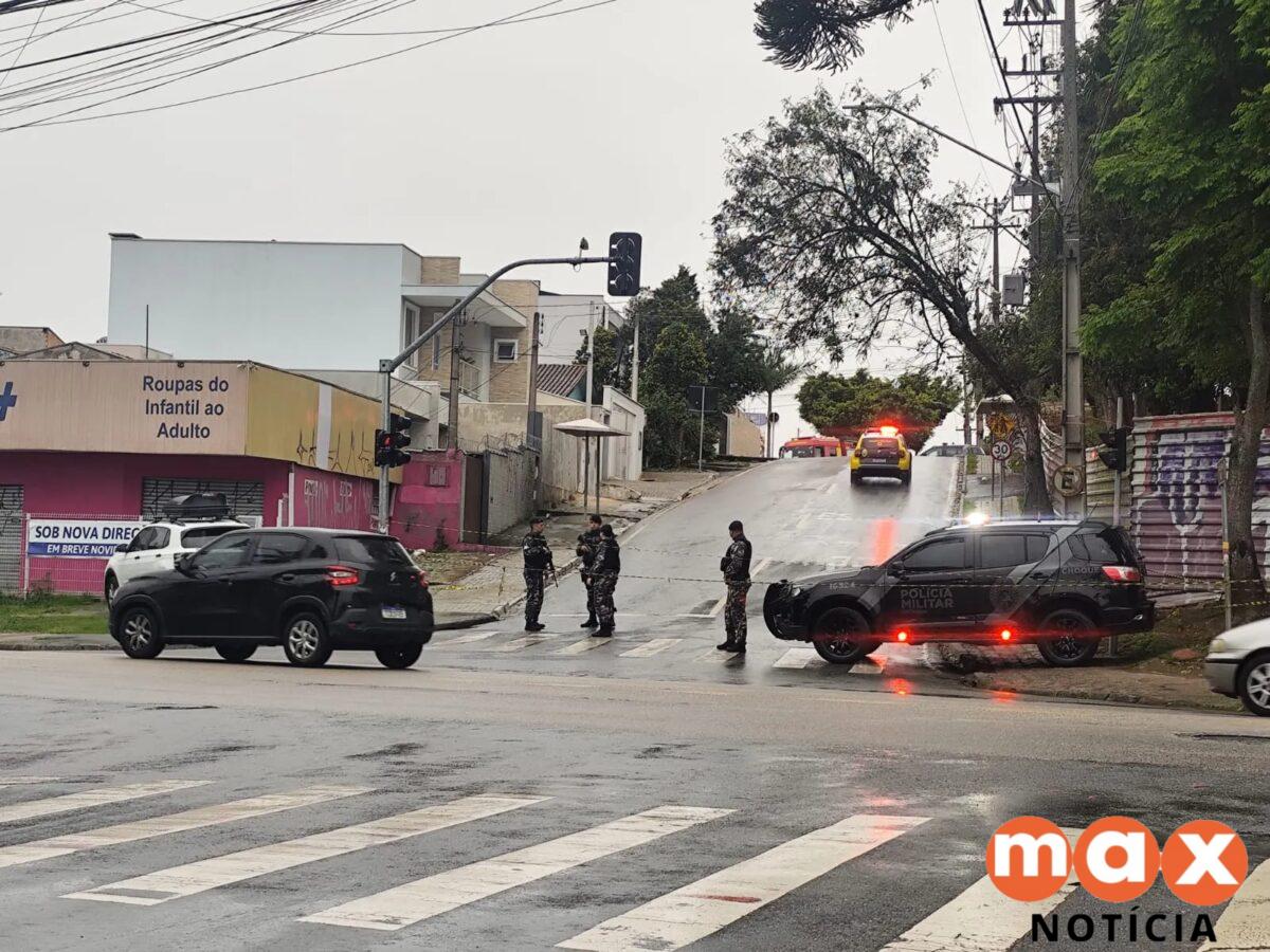 Homem invade creche com faca e mantém crianças reféns