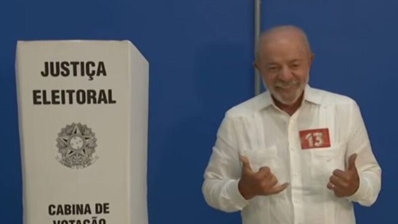 Lula vota em SP e declara confiança no segundo turno