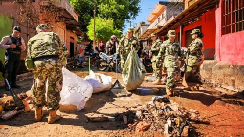 Mutirão remove 21 toneladas de lixo em áreas alagadas no Paraguai