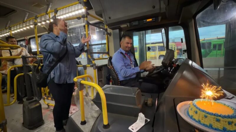 Passageiros fazem festa surpresa para motorista no Paraná