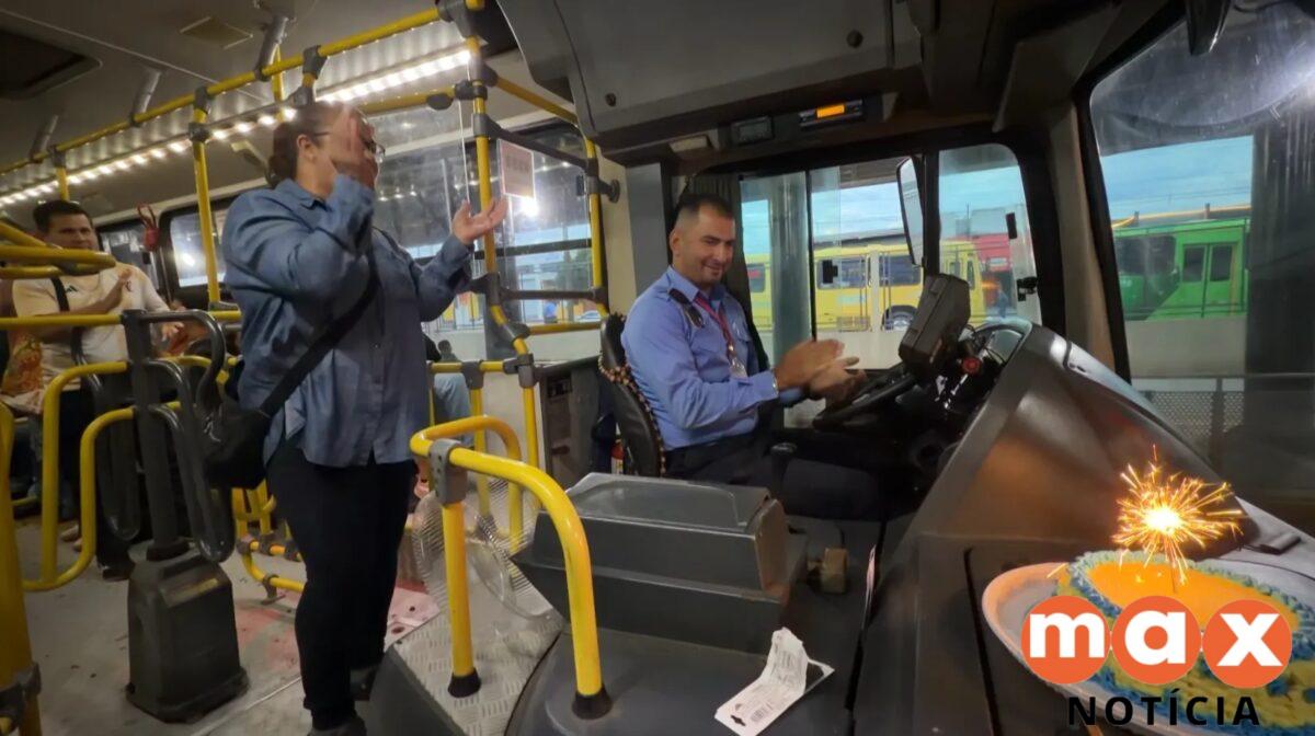 Passageiros fazem festa surpresa para motorista no Paraná