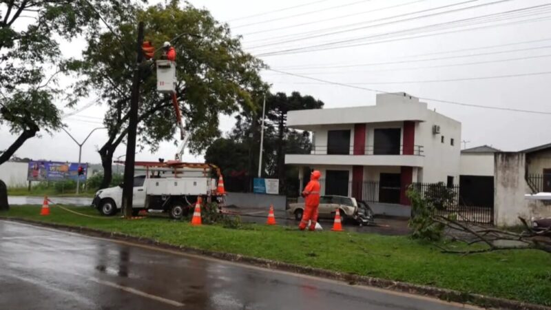 Paraná: 8 mil imóveis continuam sem luz após temporais
