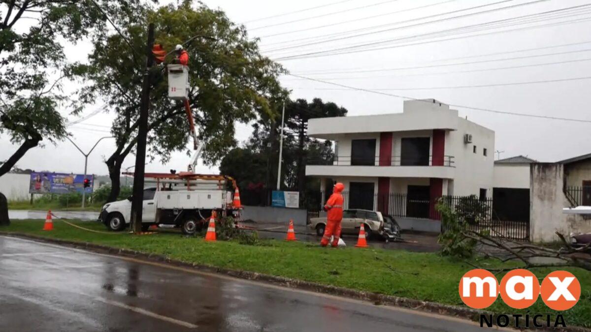 Paraná: 8 mil imóveis continuam sem luz após temporais