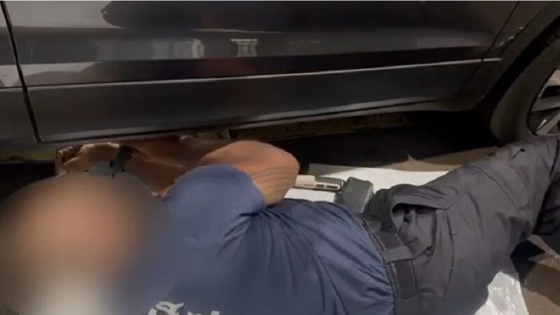 Receita Federal apreende 86 iPhones escondidos em carro na BR-277