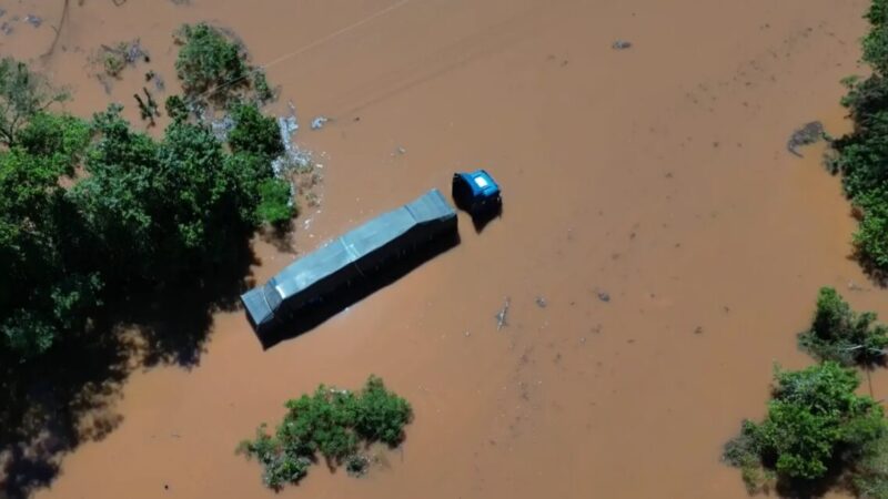 Ponte submersa no PR: caminhão fica preso após transbordo