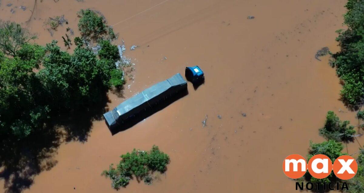 Ponte submersa no PR: caminhão fica preso após transbordo