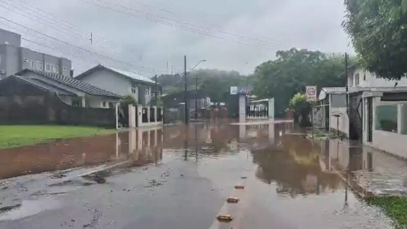 Chuva forte alaga ruas em Francisco Beltrão (PR)