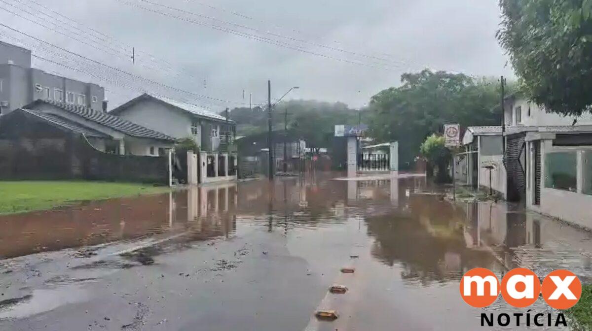 Chuva forte alaga ruas em Francisco Beltrão (PR)