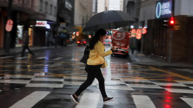 Calor e chuva forte marcam o feriado no Paraná
