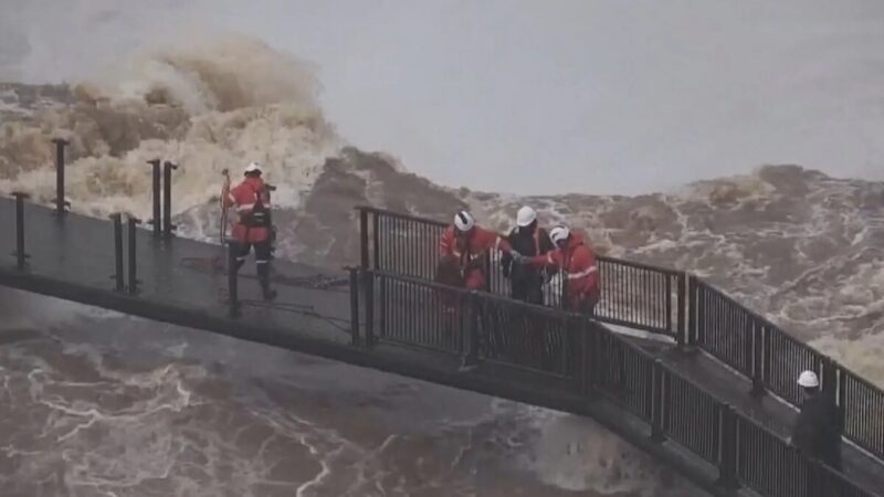 Cataratas do Iguaçu retiram grades da passarela após alta na vazão